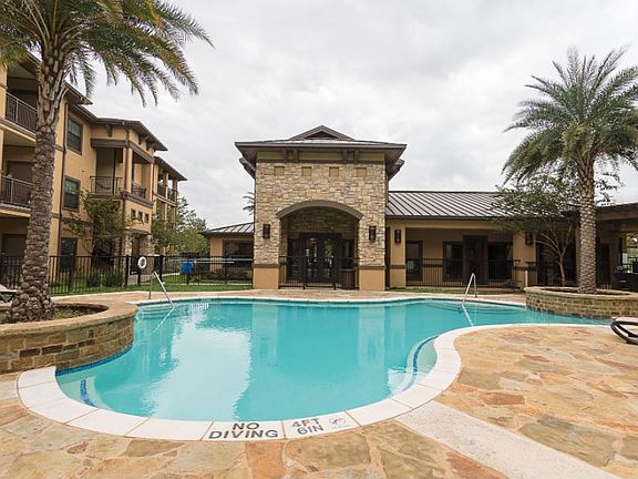 3rd image of 1270 W Oaklawn Rd APT 1102