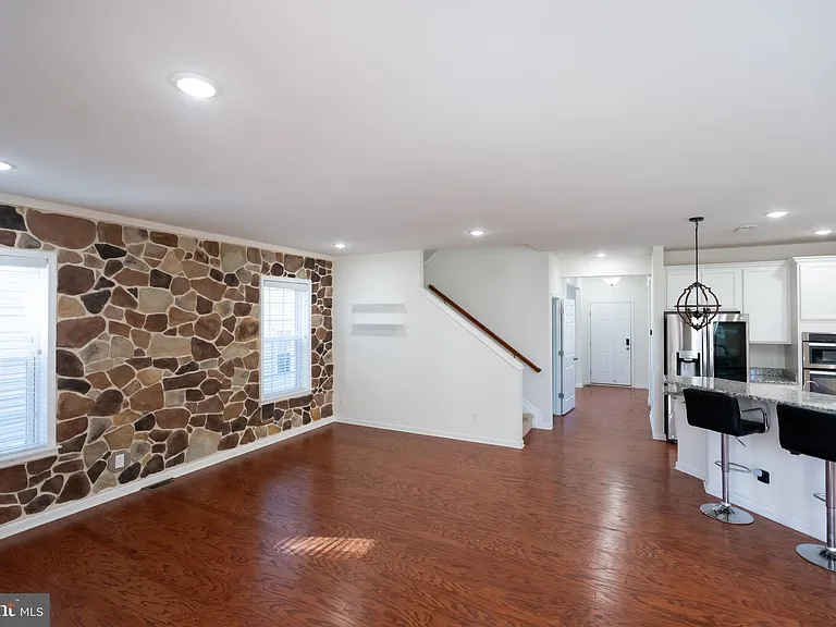 610 Kent Ct — Photo 5