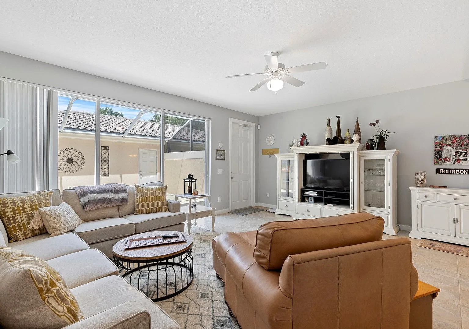 Beautiful Furnished 3/3 Cayman Town Home Available Now! — Photo 4