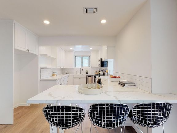 5th image of 8837 De Haviland Ave