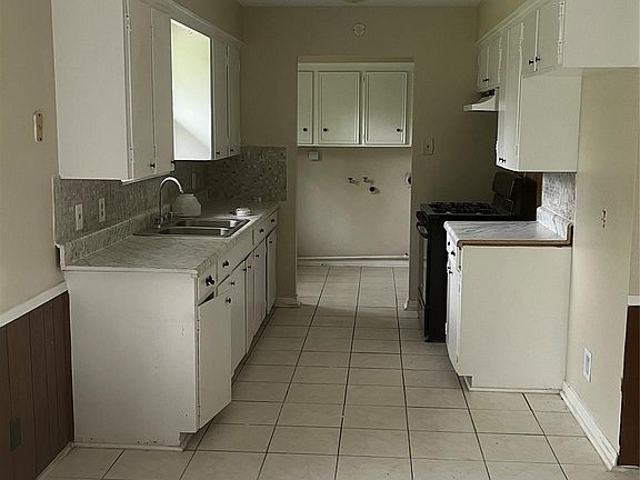 3rd image of 423 W Troy Rd