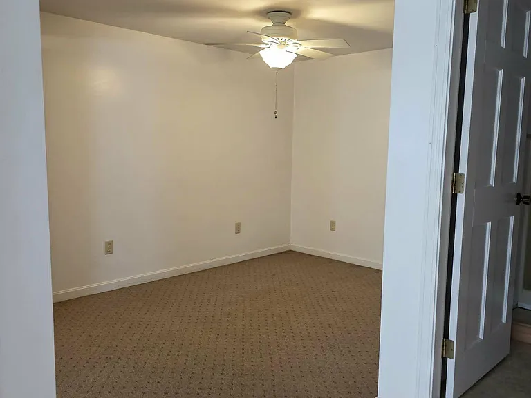 132 1st Crown Point Rd #BASEMENT — Photo 12