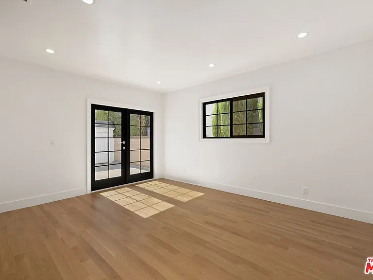 211 S Formosa Ave — Photo 9