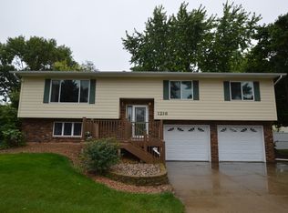 1216 Norwood Dr, Aberdeen, SD 57401