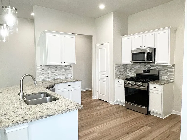 2705 Lumina Dr — Photo 3