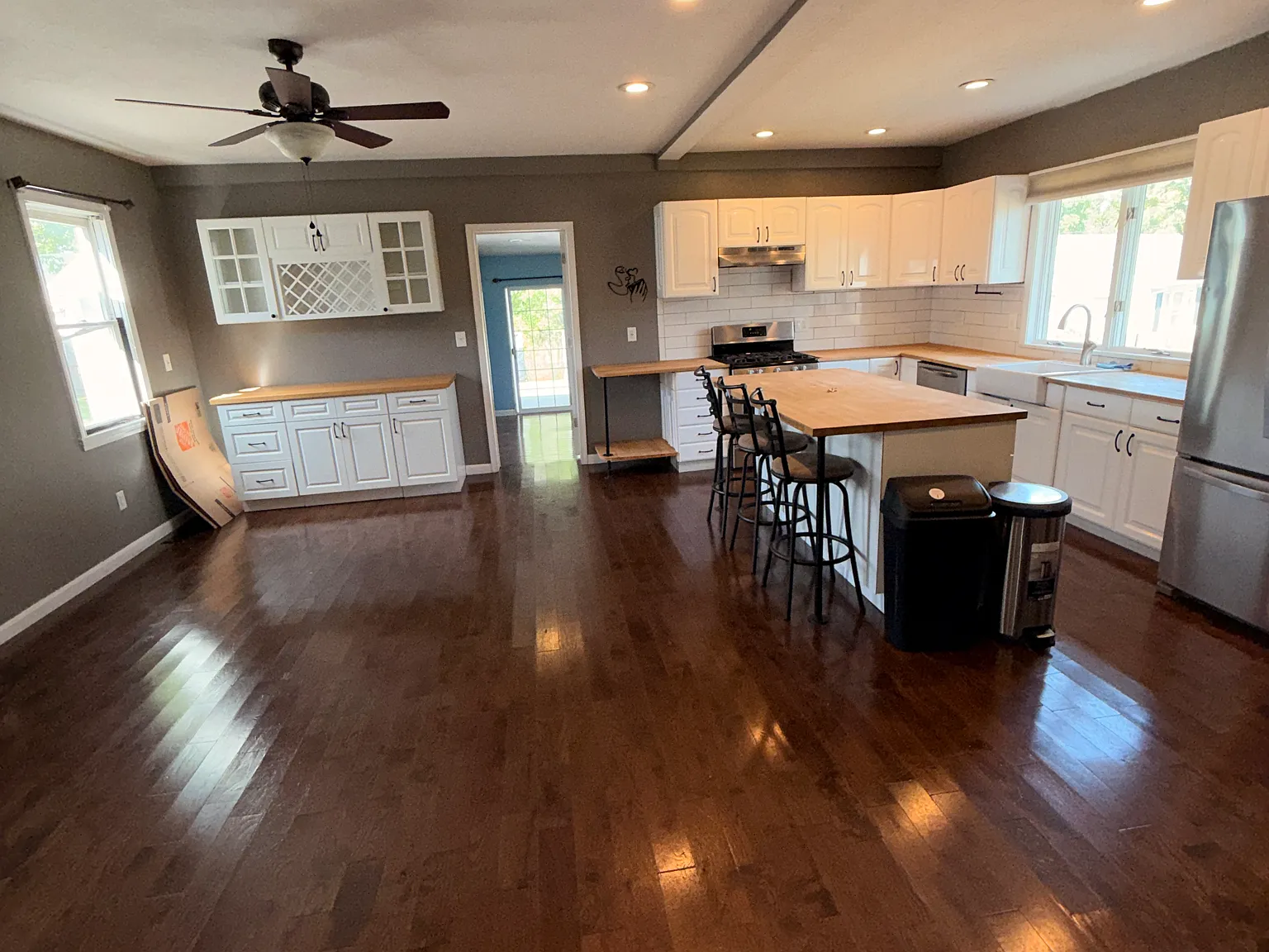 3 bed, 1200 sqft, $3,100 — Photo 1