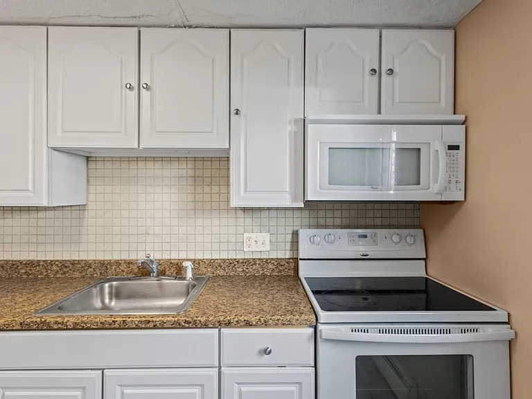 131 Creek St #5 — Photo 6