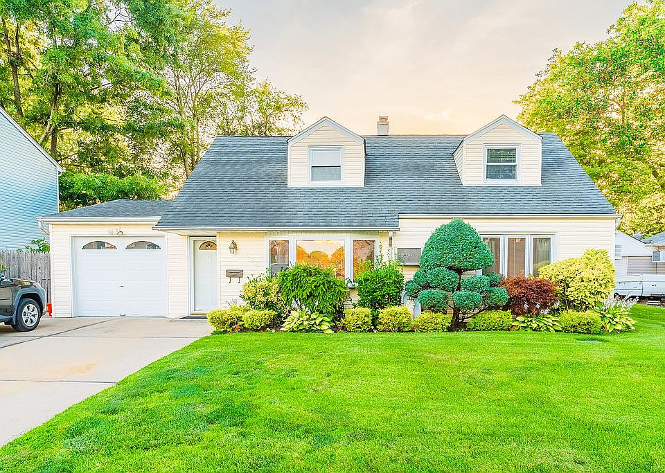 1st image of 686 Wyngate Dr W
