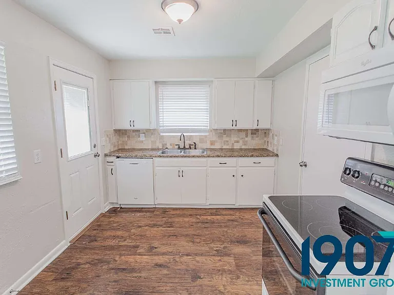 1832 Brighton Ave — Photo 9