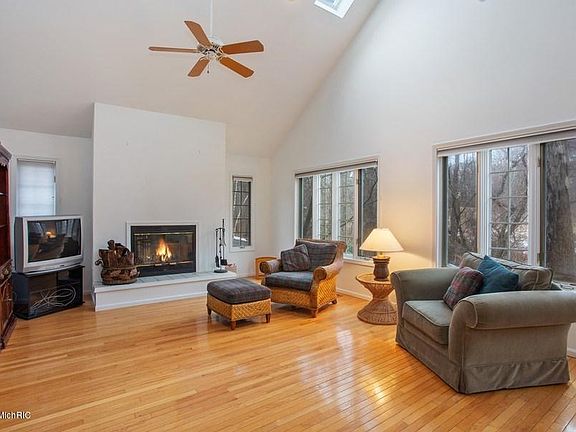 2nd image of 4051 Creek Dr