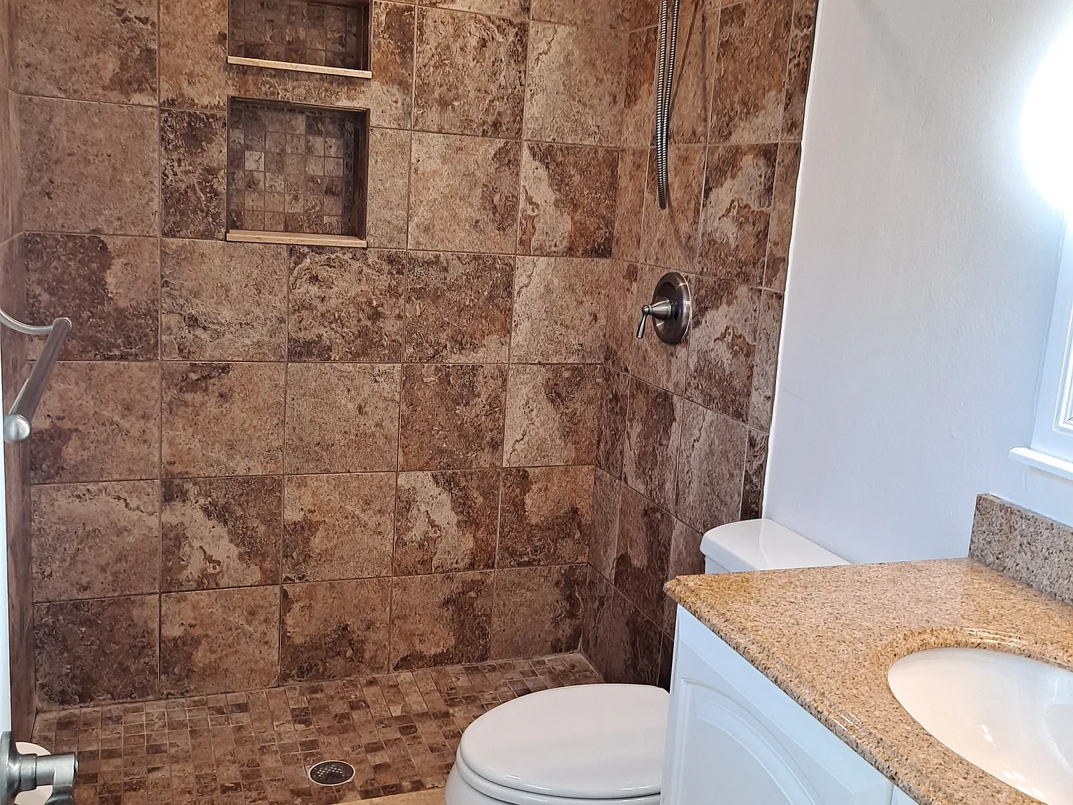 2 bed, 1075 sqft, $2,100 — Photo 4