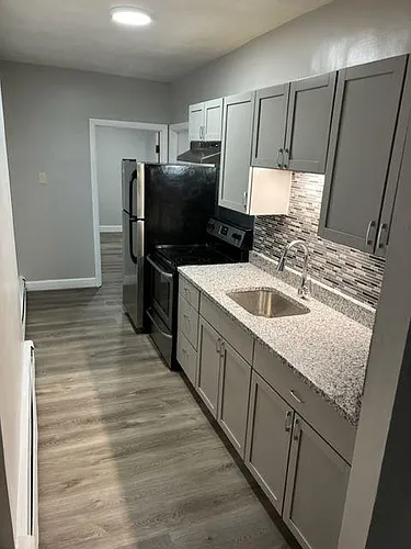 572 Essex St #4D Photo 1