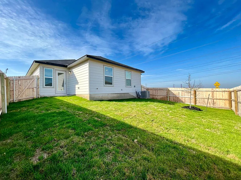 8405 Amistad Cv — Photo 19