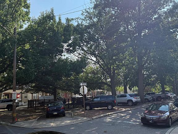 4th image of 2711 S Alder St