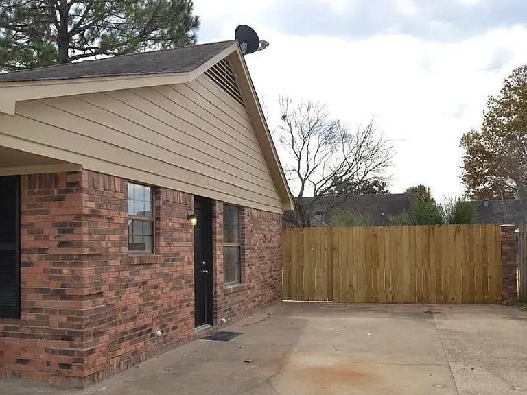 10087 Hyman Dr — Photo 3
