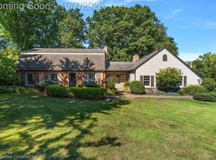 18395 Pinebrook Dr, Northville, MI 48168