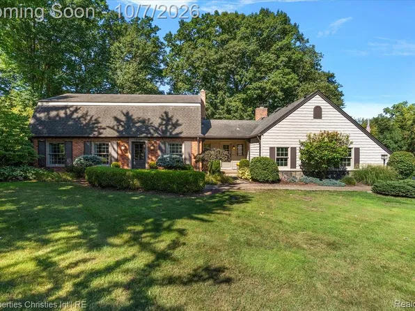 18395 Pinebrook Dr, Northville, MI 48168