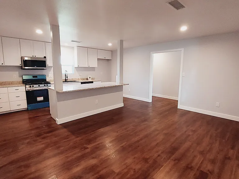 808 S Bois D Arc St — Photo 3