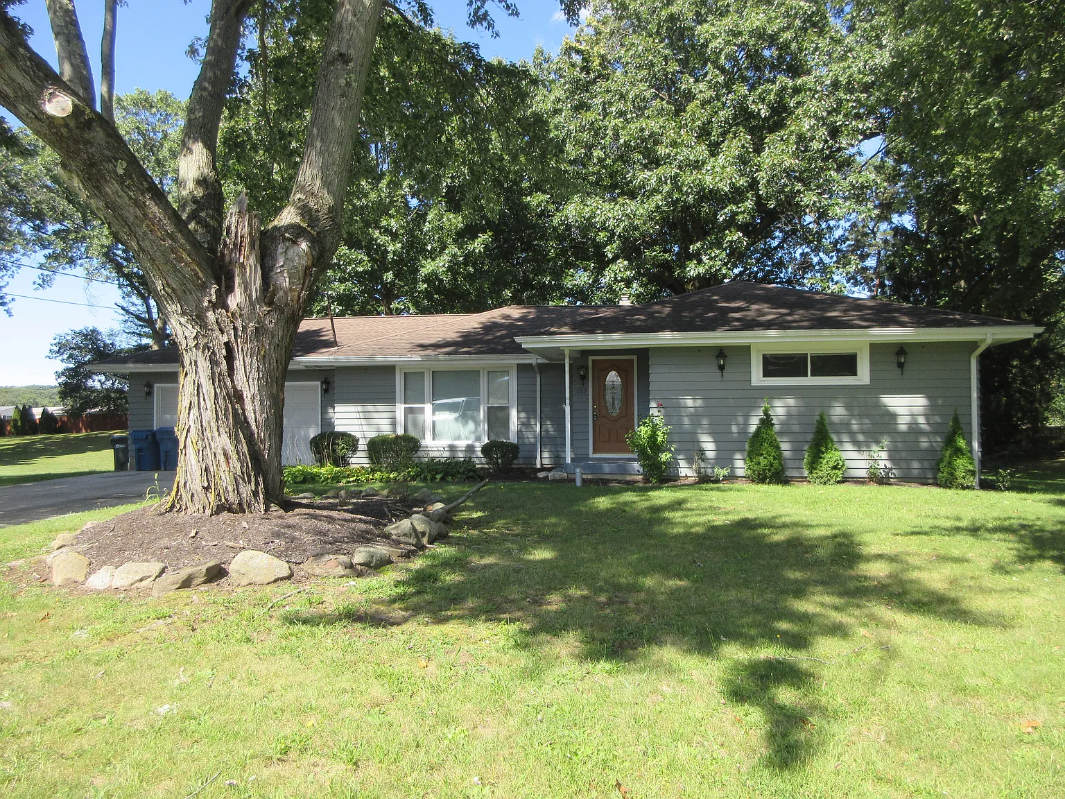 3 bed, 1309 sqft, $1,750 — Photo 2
