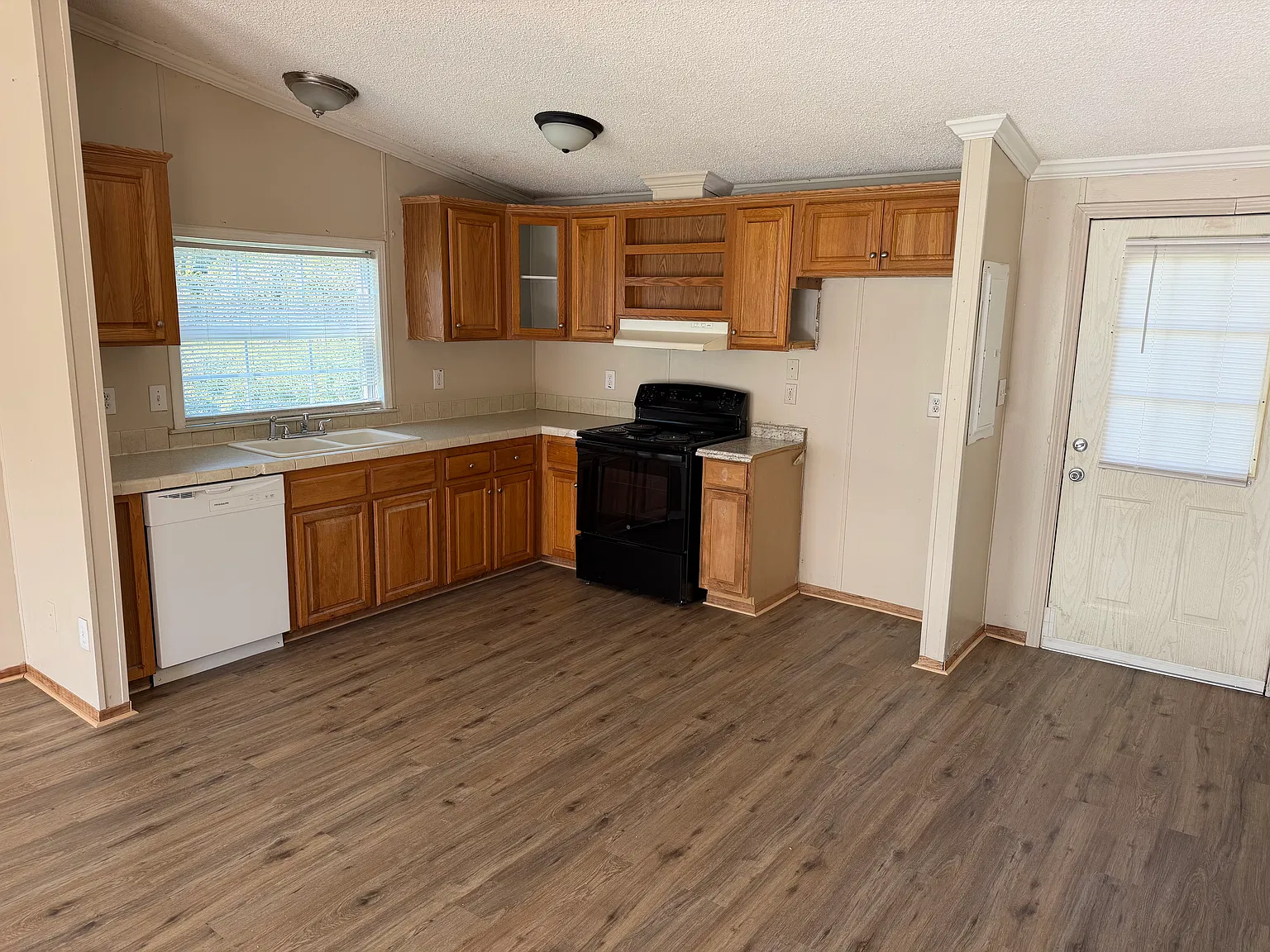 3 bed, 1050 sqft, $1,300 — Photo 3