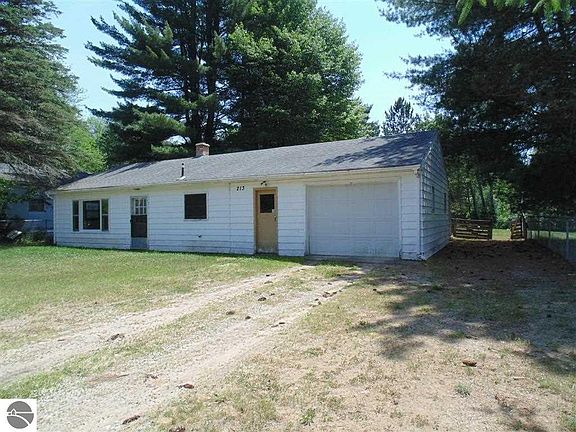 2nd image of 213 Arbutus Ave