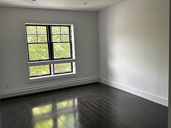 4th image of 14-40 31st Ave #2R