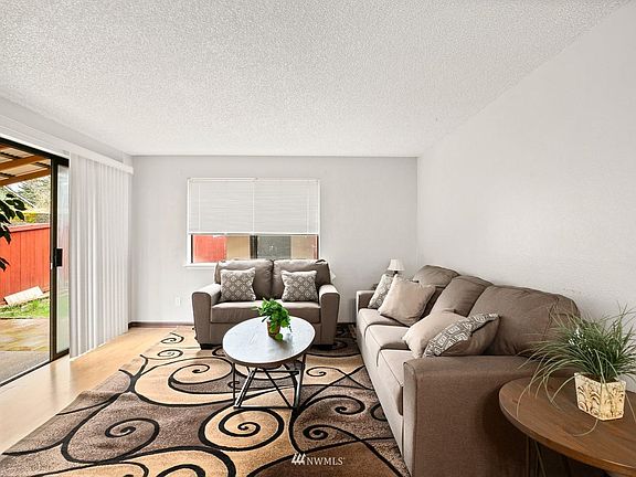 3rd image of 625 Firwood Ct