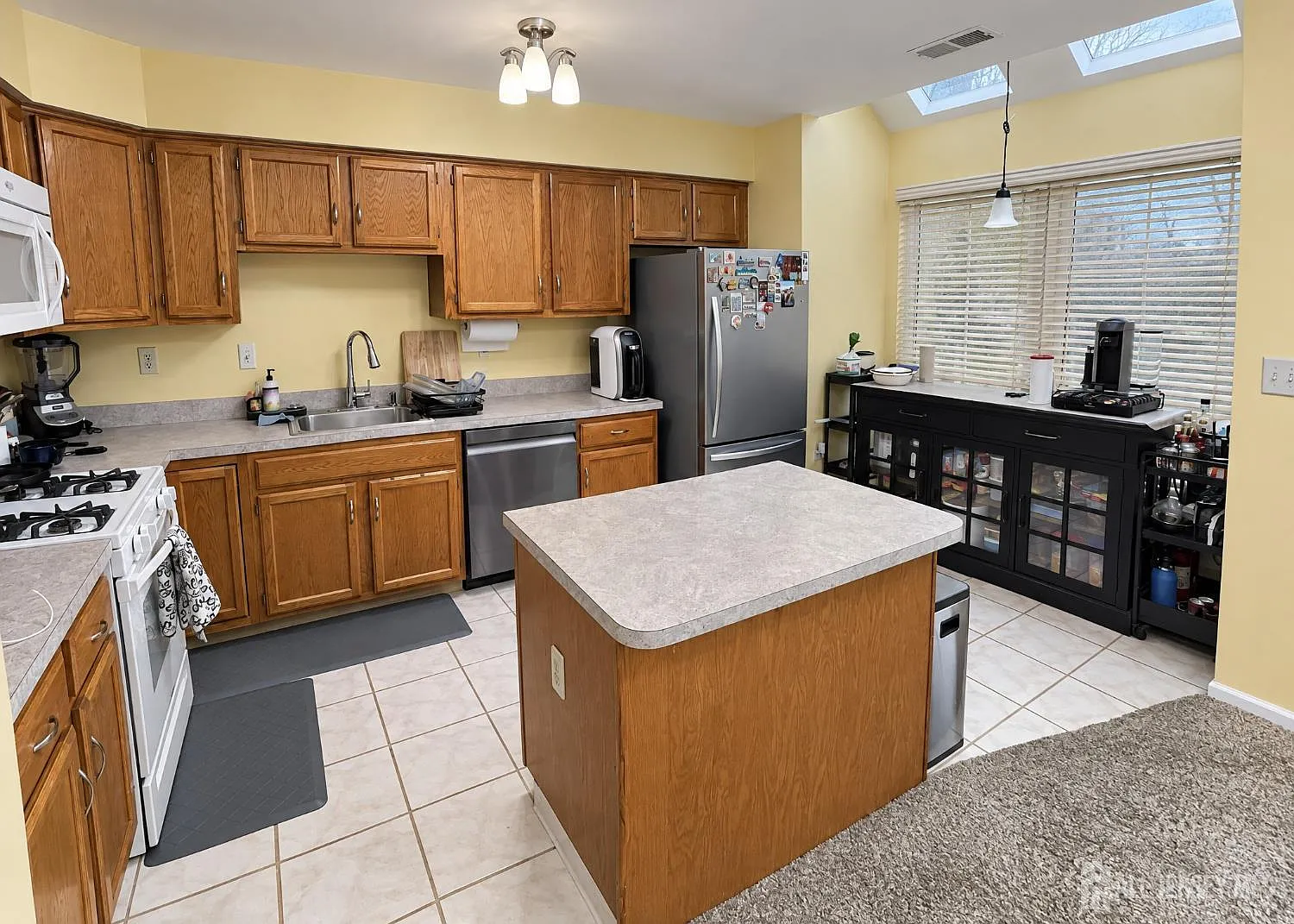 3 bed, 2.5 bath, $3,200 — Photo 2