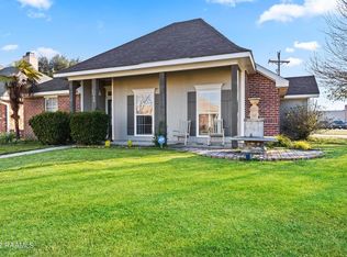 100 Pear Tree Cir, Broussard, LA 70518