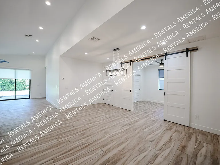 2418 E Amelia Ave — Photo 4