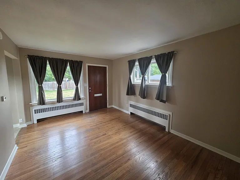 214 J St NE — Photo 2