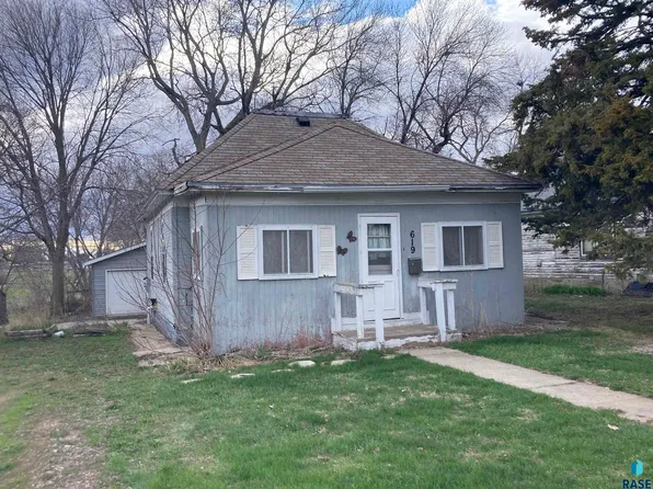 619 S Harth Ave, Madison, SD 57042