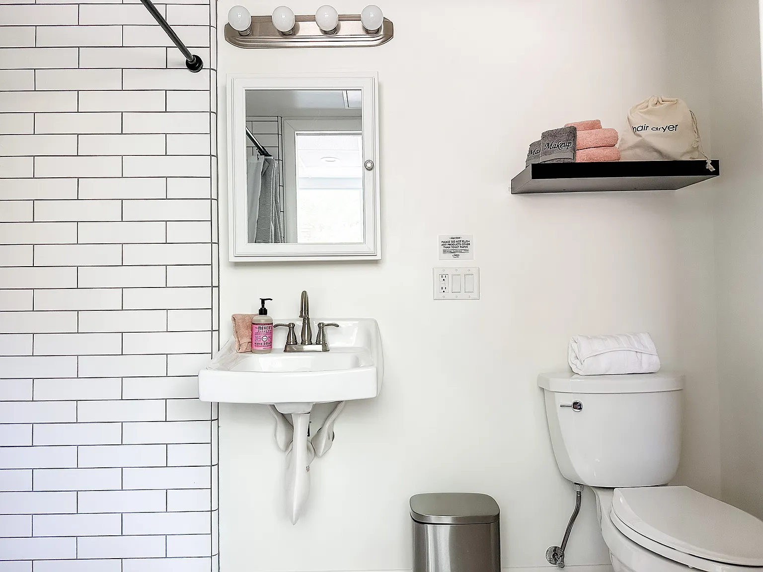 202 E Saddle Ln — Photo 2