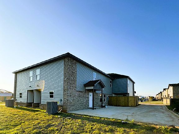 4th image of 260 Beau Claire Cir