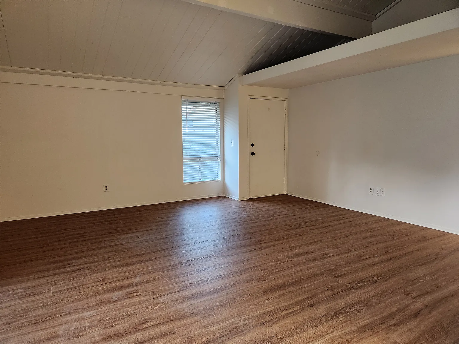 2 bed, 994 sqft, $2,400 — Photo 2