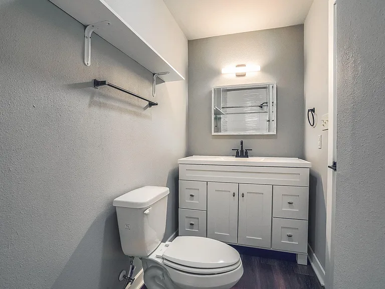 5909 Lago Vista Way #B — Photo 11