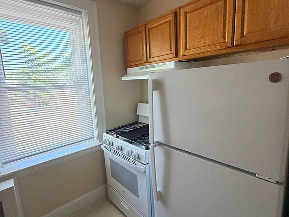 4th image of 34 Hotchkiss St #B4