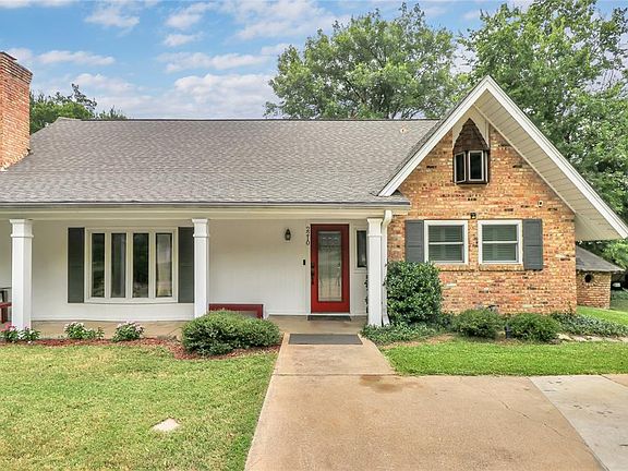 3rd image of 2210 Ivanhoe Cir