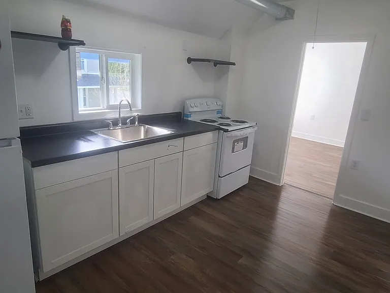 143 W 1st St #4 — Photo 15
