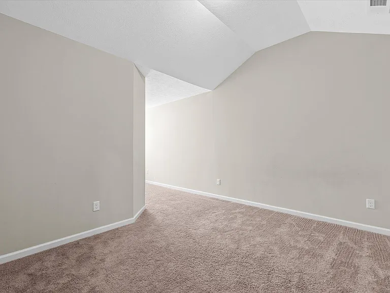1071 Linsmore Ave — Photo 24
