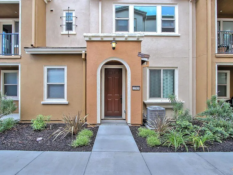 2703 Ferrara Cir — Photo 32