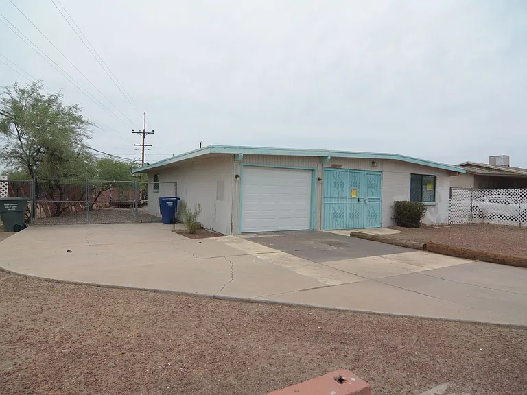 1074 W Pennsylvania Dr — Photo 2