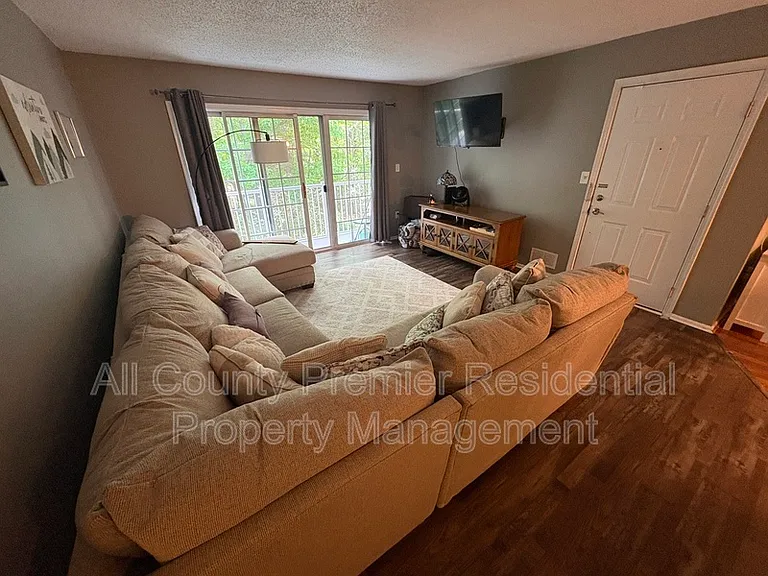 60 Versailles Ct — Photo 5
