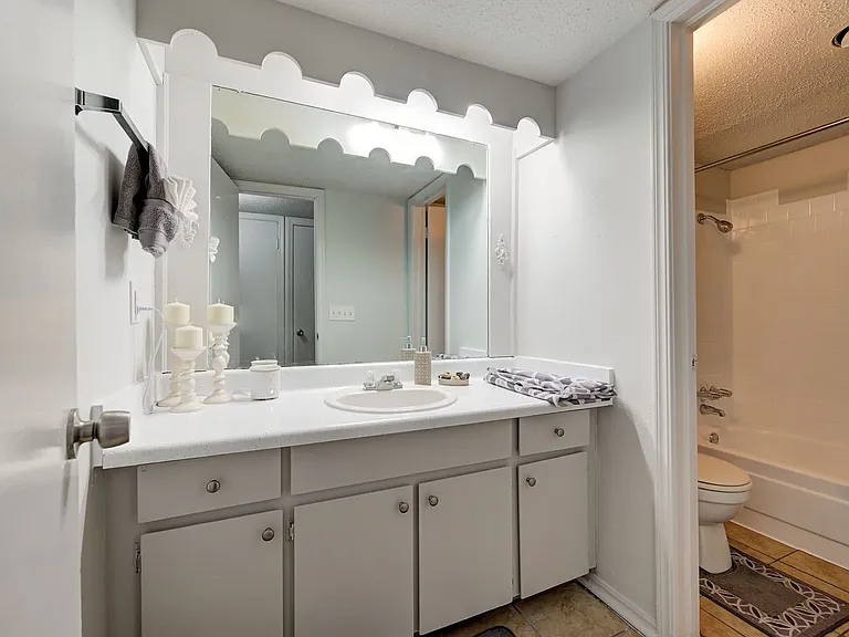 The Shelton Apartments- 1/2 Off First Months Rent AND 1/2 Off in June! — Photo 13