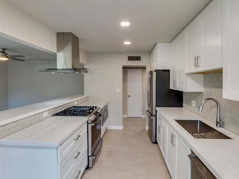 554 W 19th St — Photo 13