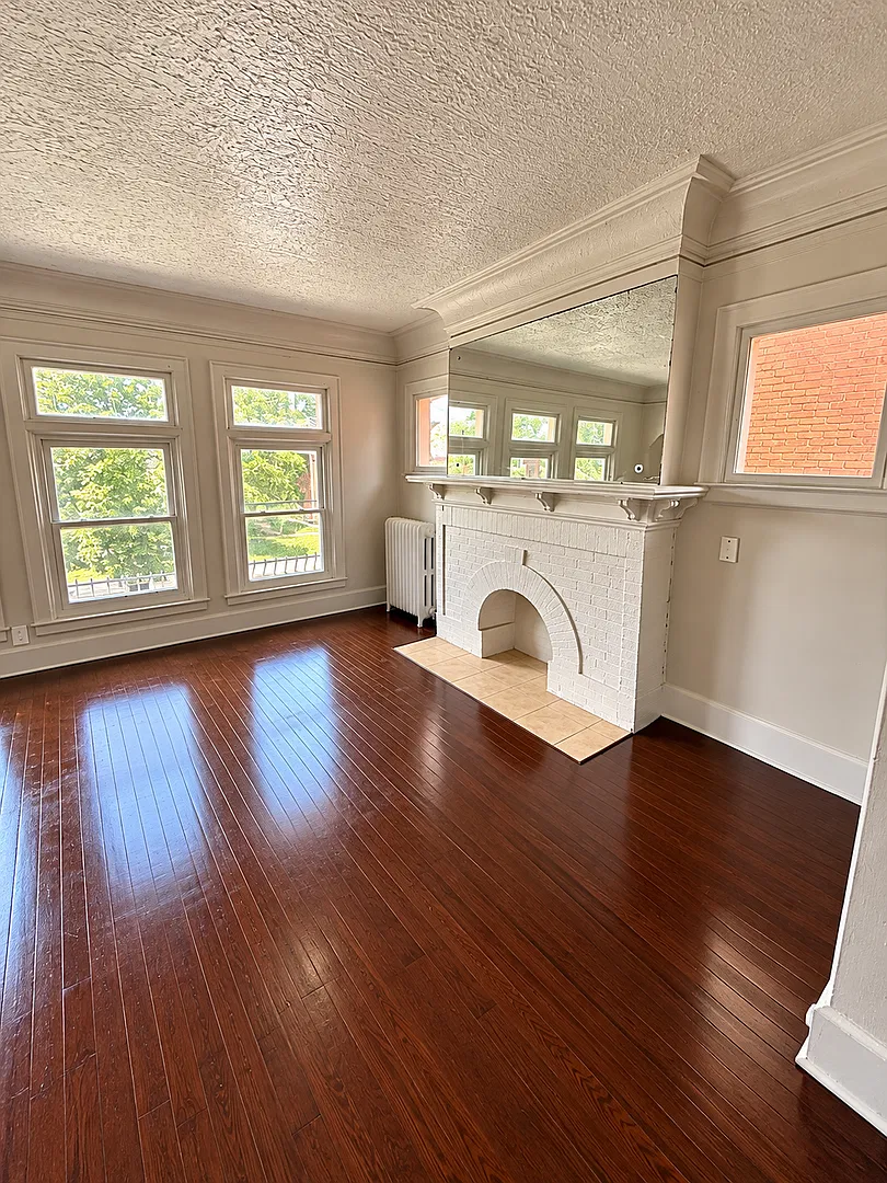 2719 Glendale — Photo 4