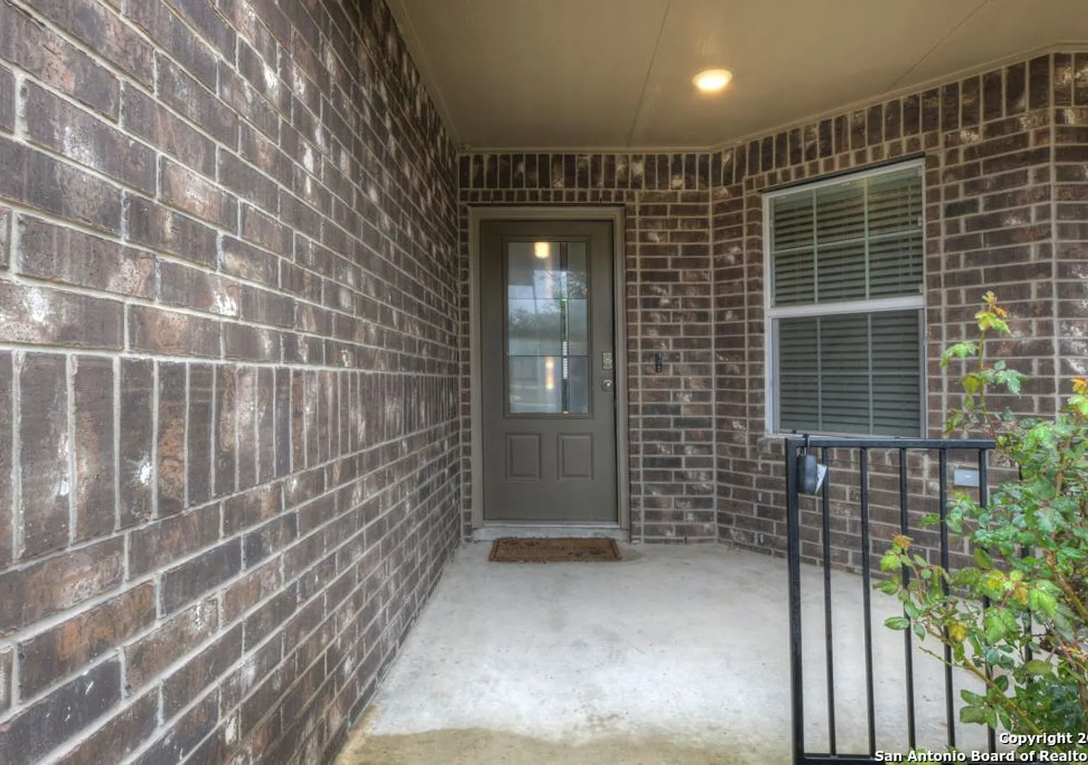 Charming Home Awaits: Spacious & Modern Living in a Prime Location — Photo 4