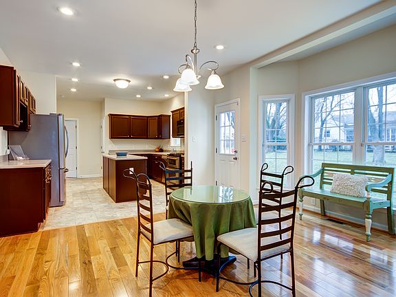 Breakfast area w/ bay window
