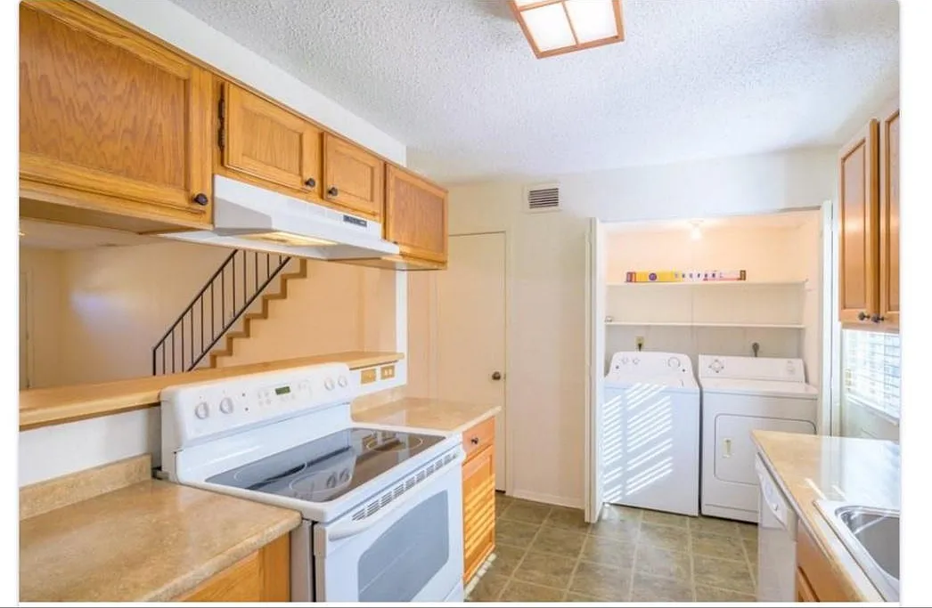 2 bed, 1.5 bath, 1221 sqft, $1,800 — Photo 4