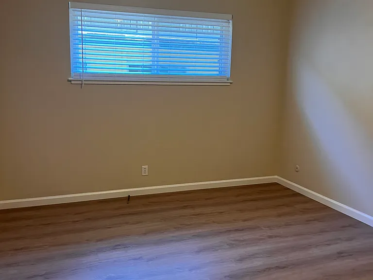 22322 Center St #5 — Photo 12